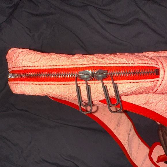 Off-White
logo-print messenger bag
FARFETCH - Picture 2 of 11